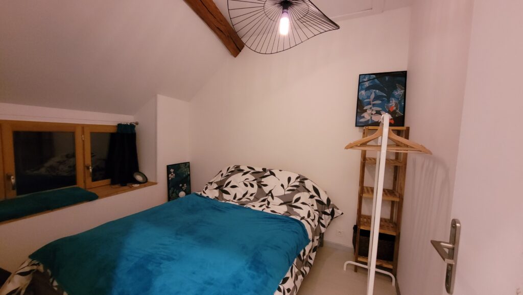 Chambre de l'appartement avec lit double